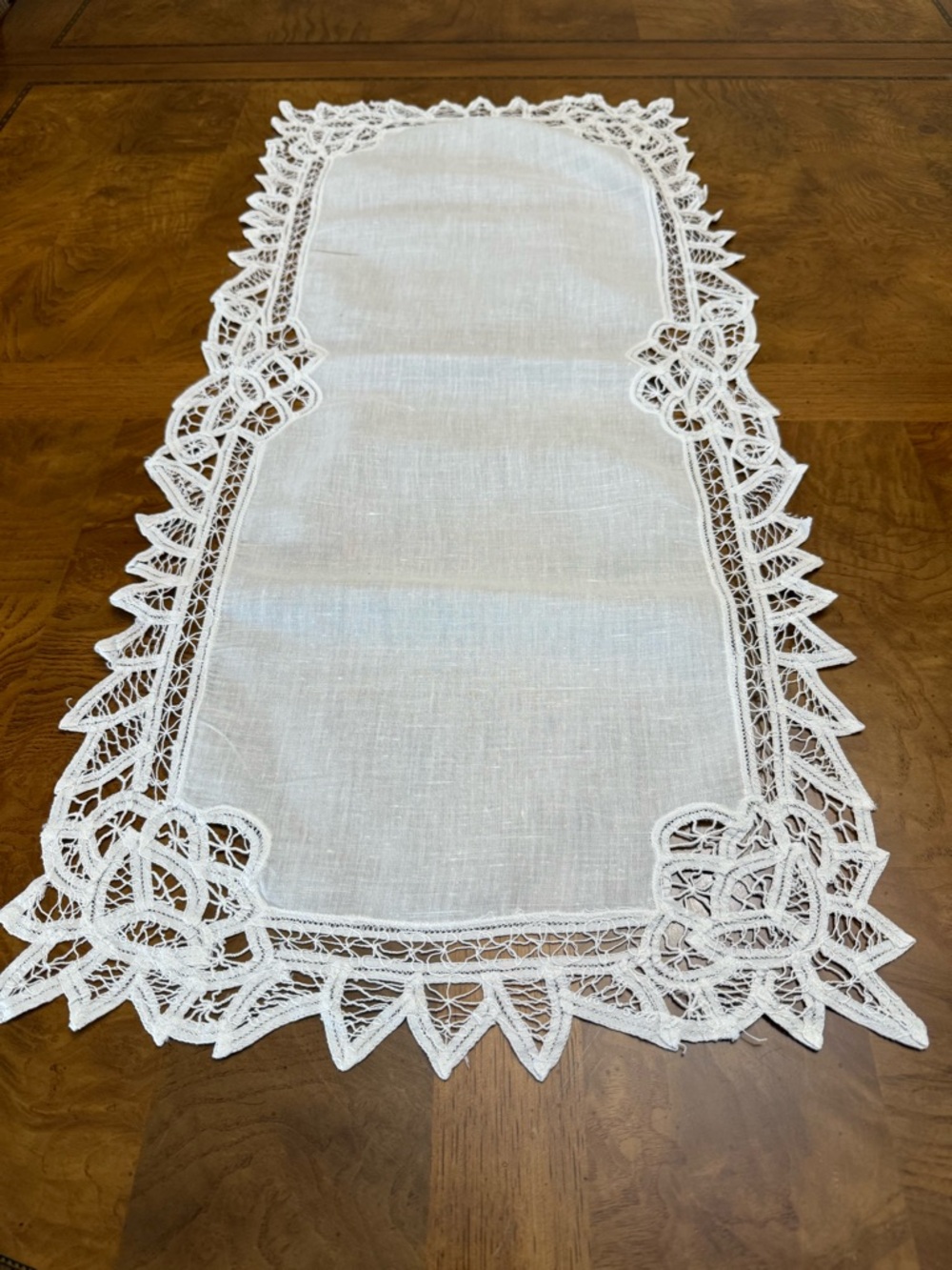 Home Interiors white Battenberg Lace Cutwork Table Runner